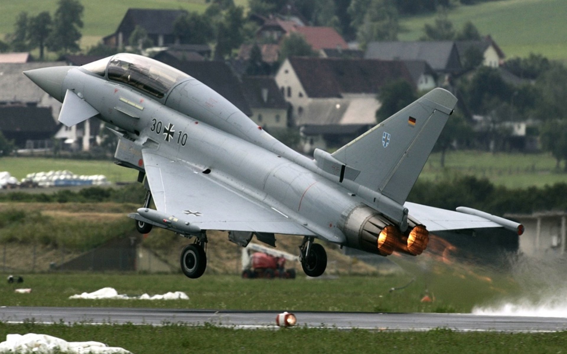 最后一圈，当诺里斯的手术刀切开法拉利的红色防线