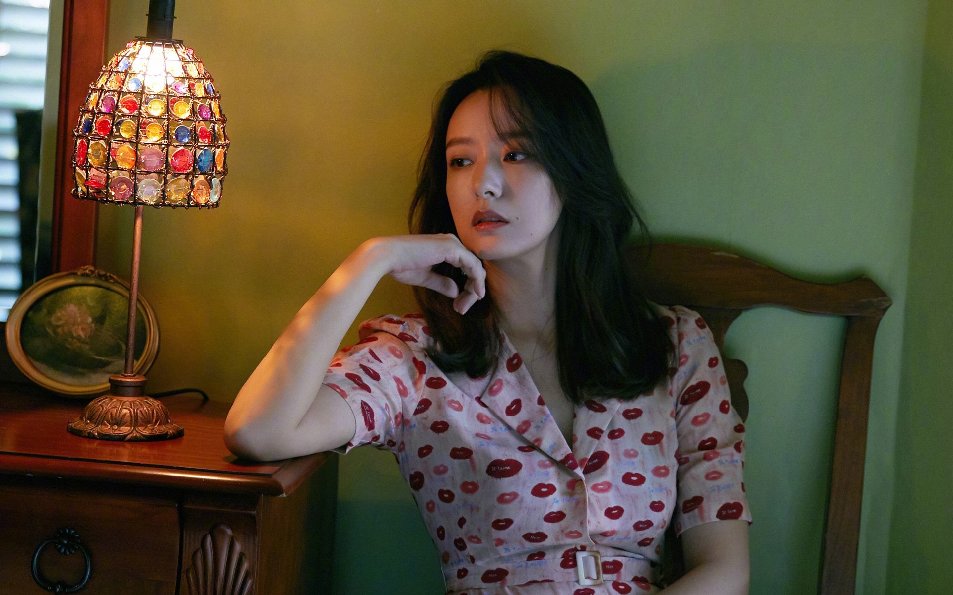 蓝黄狂潮席卷美加墨,莱万巨星光芒照亮A组,罗马尼亚碾压哥伦比亚演绎王者唯一性